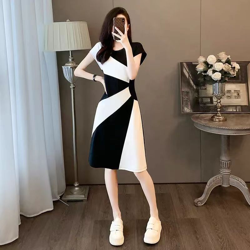 🖤 Title: “Monochrome Masterpiece: The Black & White Illusion Dress You’ll Wear on Repeat” 🖤